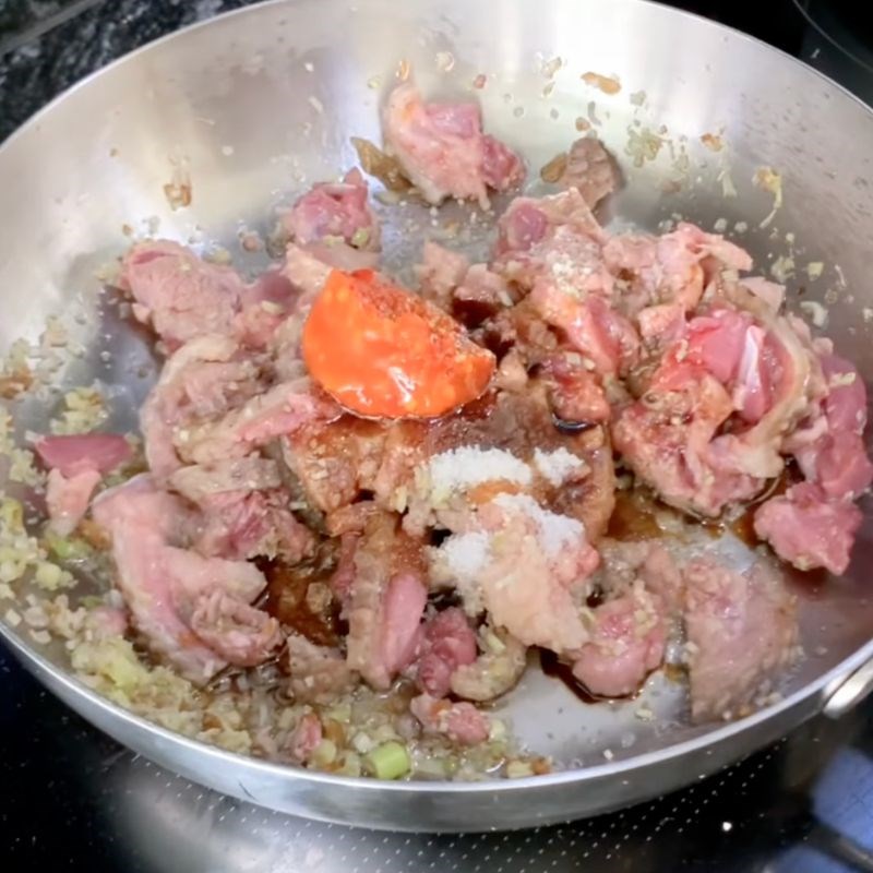 Bước 2 Xào thịt nhím săn chắc, thấm vị Nhím xào sả ớt