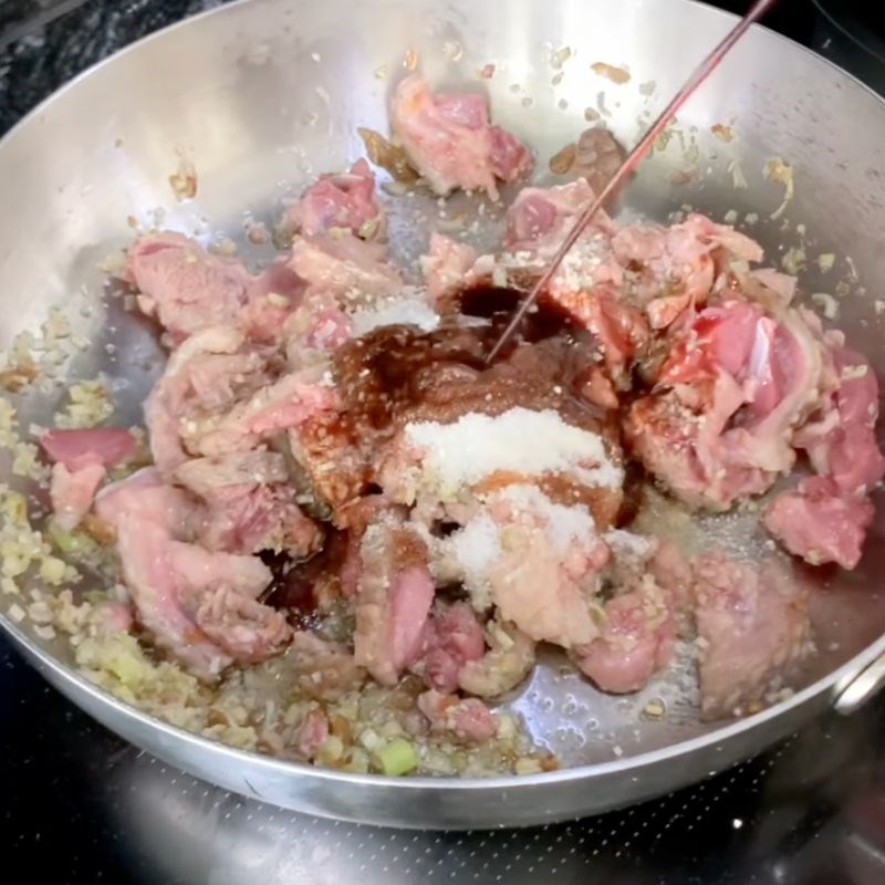 Bước 2 Xào thịt nhím săn chắc, thấm vị Nhím xào sả ớt