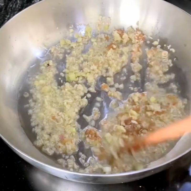 Bước 2 Xào thịt nhím săn chắc, thấm vị Nhím xào sả ớt