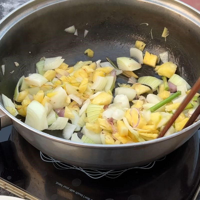 Bước 3 Xào thơm gia vị và nấu nước dùng lẩu Lẩu sách bò