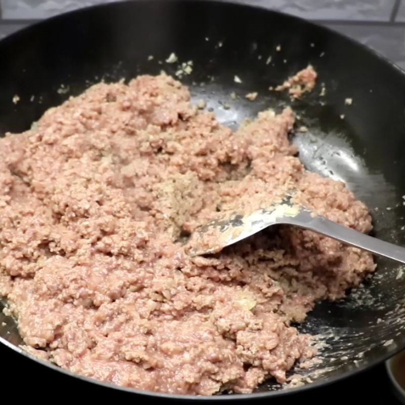 Bước 4 Xào thơm hỗn hợp pate Bánh mì pate
