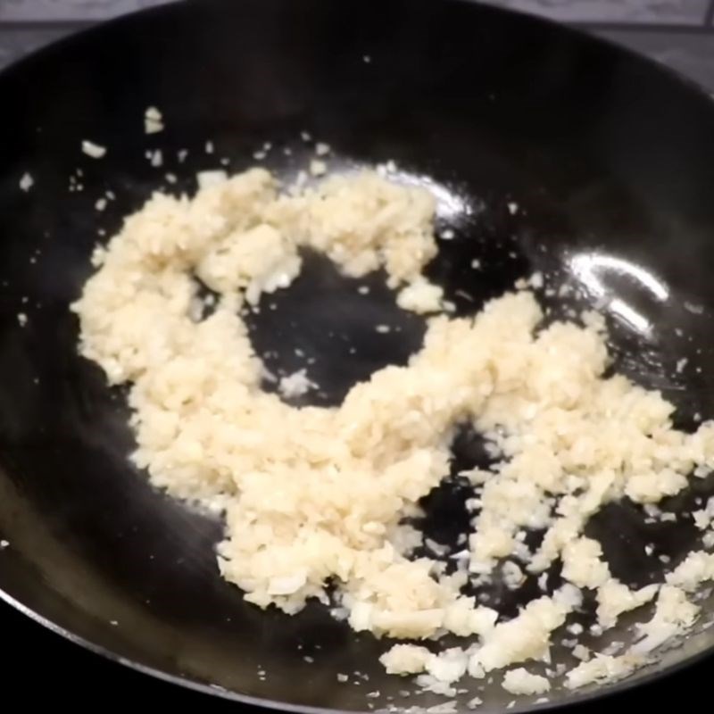 Bước 4 Xào thơm hỗn hợp pate Bánh mì pate