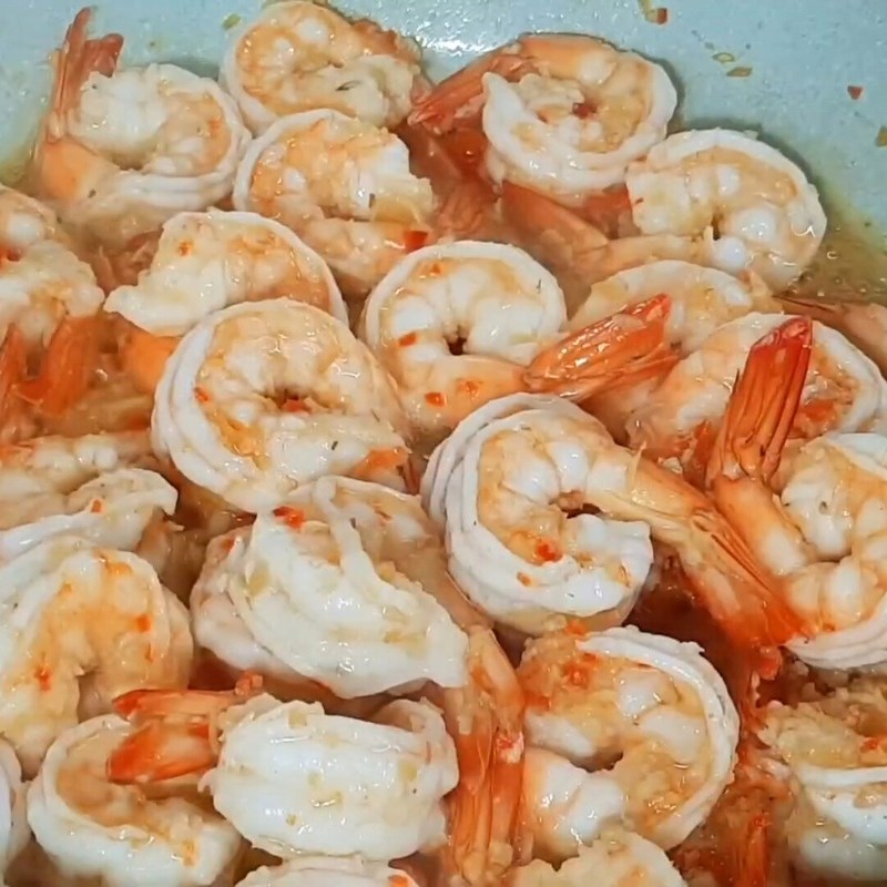 Bước 2 Xào tôm sả ớt đậm đà Tôm xào sả ớt