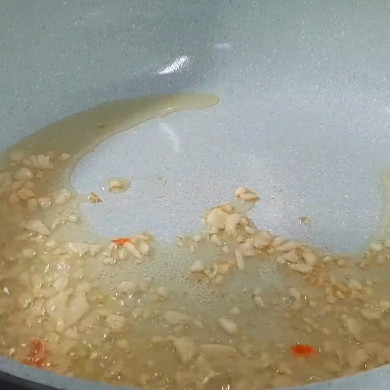 Bước 2 Xào tôm sả ớt đậm đà Tôm xào sả ớt