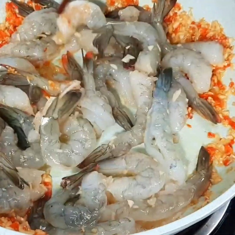 Bước 2 Xào tôm sả ớt đậm đà Tôm xào sả ớt