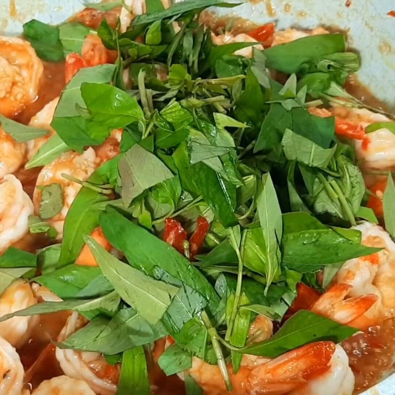 Bước 2 Xào tôm sả ớt đậm đà Tôm xào sả ớt