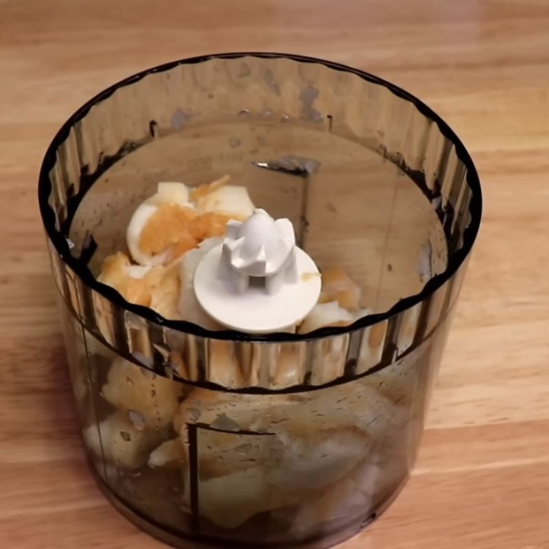 Bước 2 Xay nhuyễn các nguyên liệu làm ba tê Bánh mì pate