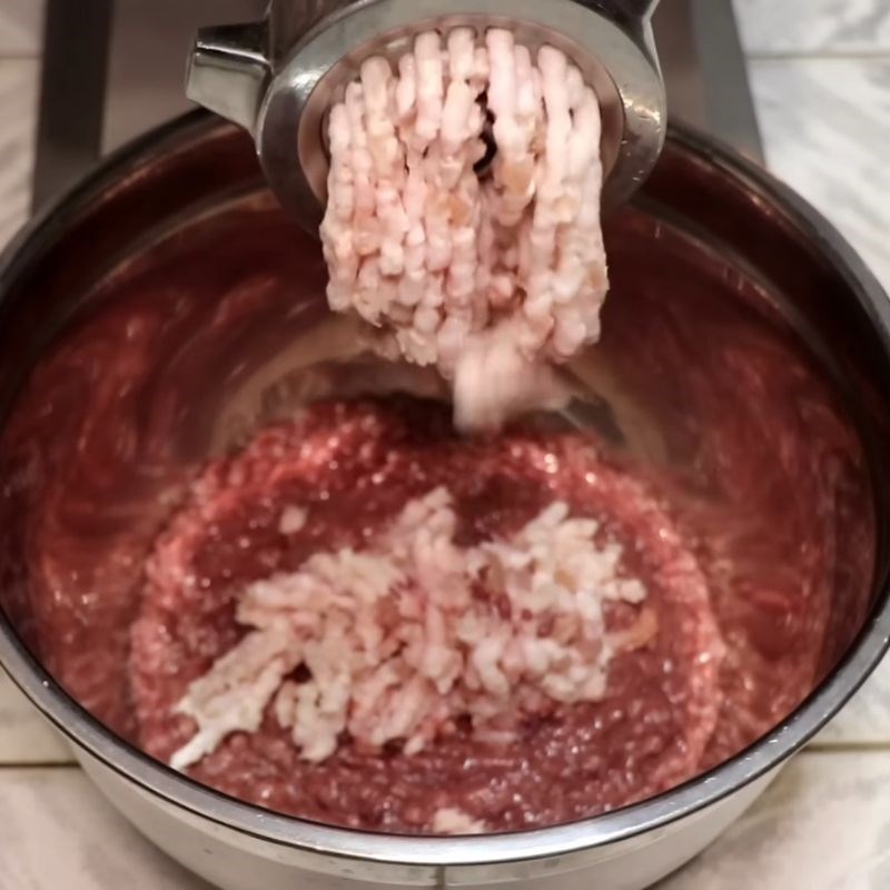 Bước 2 Xay nhuyễn các nguyên liệu làm ba tê Bánh mì pate