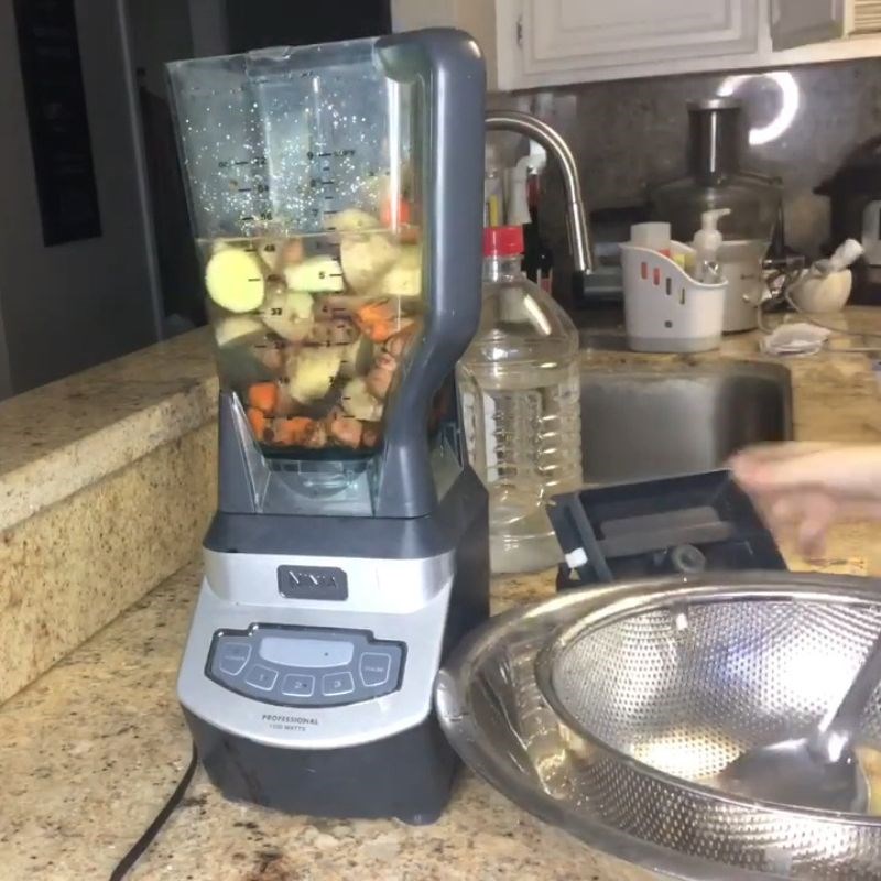 Bước 1 Xay nhuyễn hỗn hợp gừng nghệ với rượu Gừng ngâm rượu