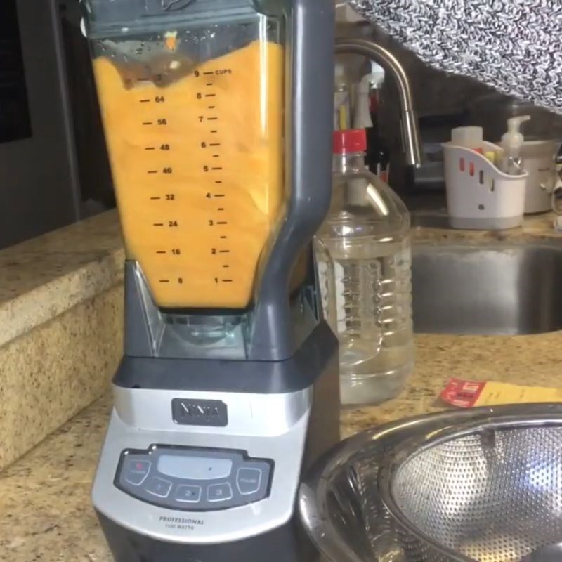 Bước 1 Xay nhuyễn hỗn hợp gừng nghệ với rượu Gừng ngâm rượu