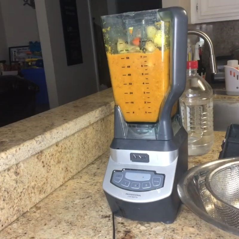 Bước 1 Xay nhuyễn hỗn hợp gừng nghệ với rượu Gừng ngâm rượu