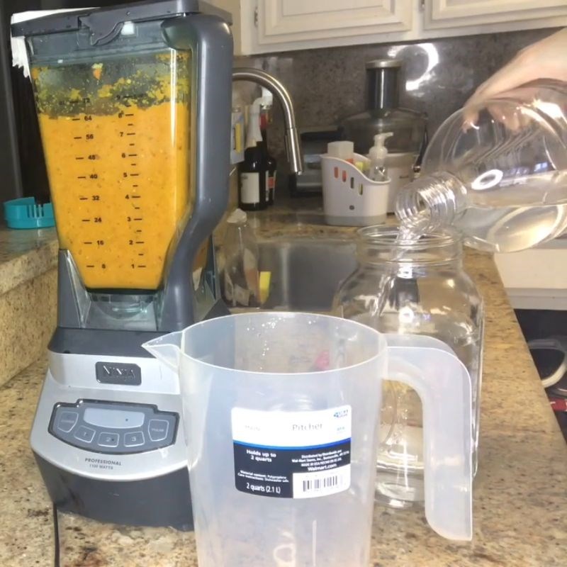 Bước 1 Xay nhuyễn hỗn hợp gừng nghệ với rượu Gừng ngâm rượu