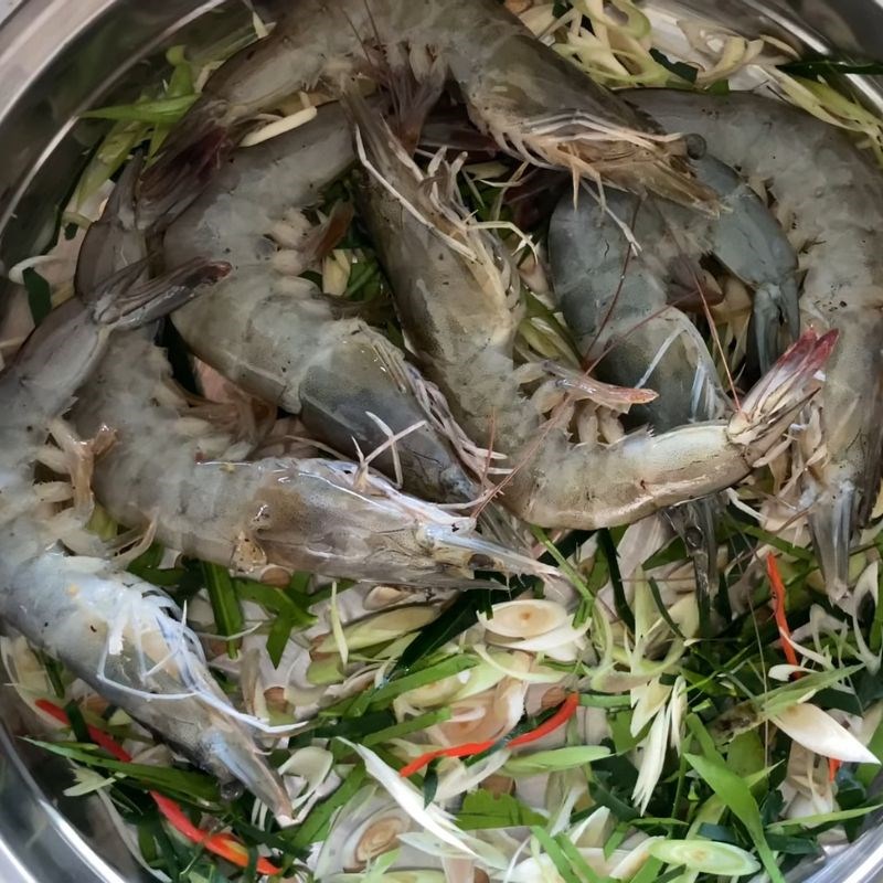 Bước 3 Xếp tôm và nguyên liệu vào nồi hấp Tôm hấp sả bia