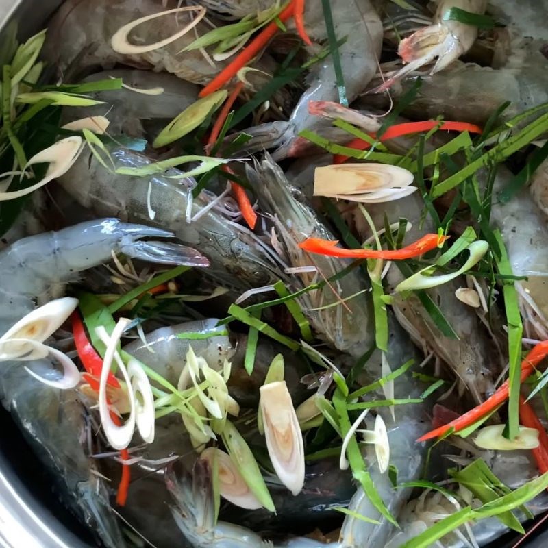 Bước 3 Xếp tôm và nguyên liệu vào nồi hấp Tôm hấp sả bia