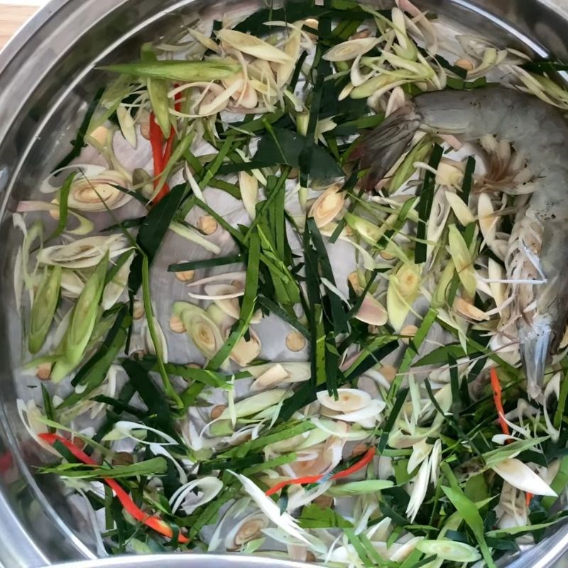 Bước 3 Xếp tôm và nguyên liệu vào nồi hấp Tôm hấp sả bia