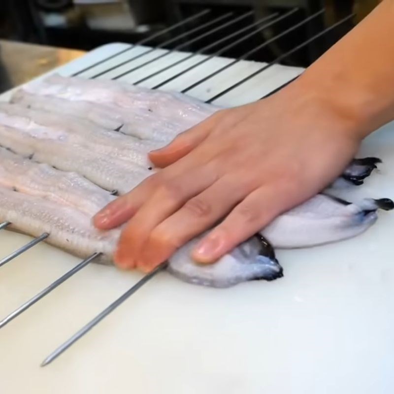 Bước 2 Xiên lươn chuẩn bị nướng Lươn nhật nướng