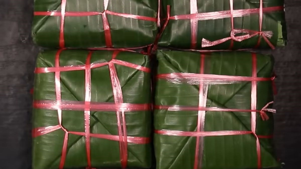 Bánh chưng gói bằng lá chuối