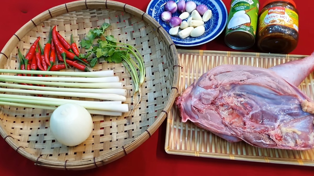 Nguyên liệu món ăn gà chọi xào lăn