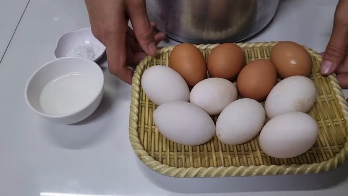 Nguyên liệu món ăn cách luộc trứng dễ bóc