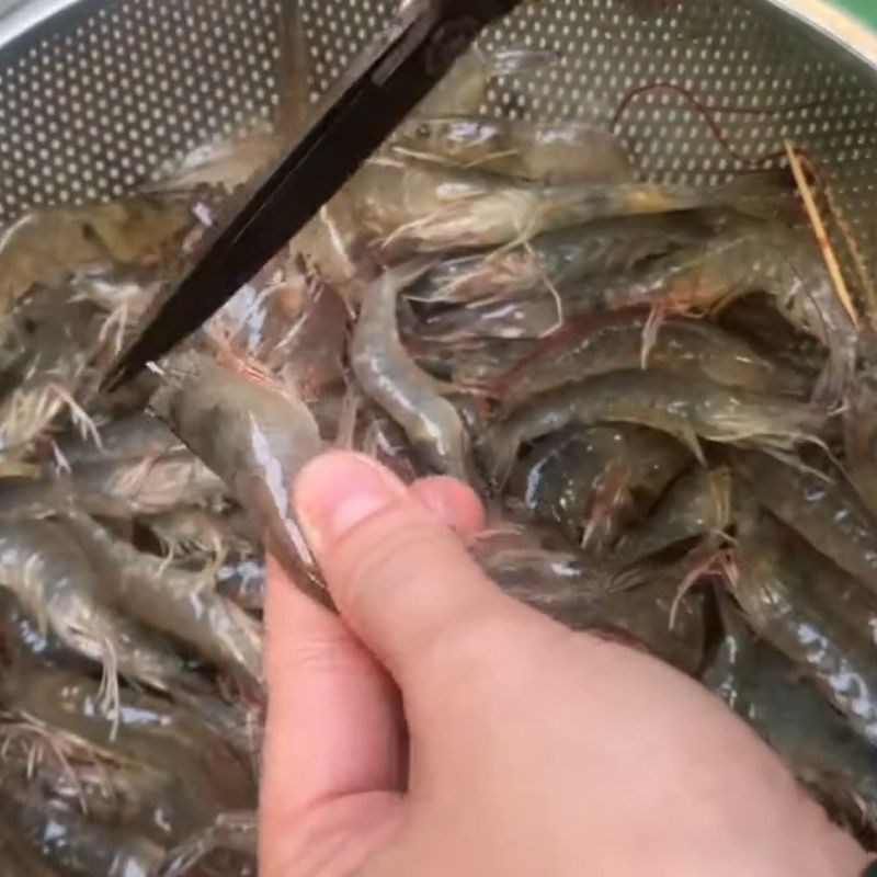 Bước 1 Sơ chế tôm tươi Tôm khô bằng nồi chiên không dầu
