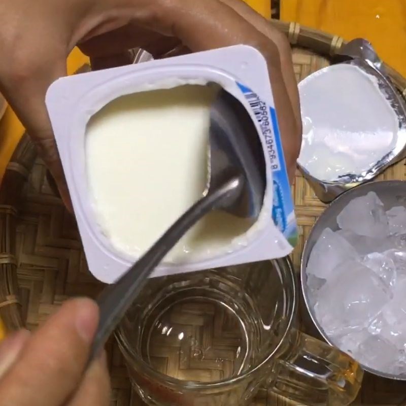 Bước 1 Chuẩn bị ly và sữa chua Yaourt đá