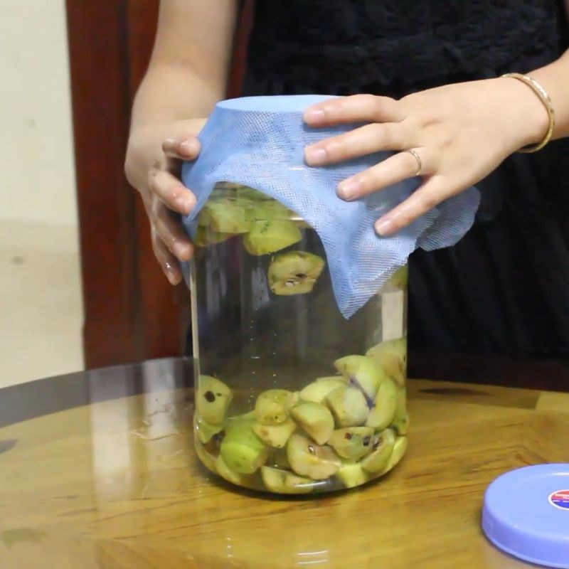 Bước 3 Đổ nước và đậy bình đúng cách Giấm táo mèo