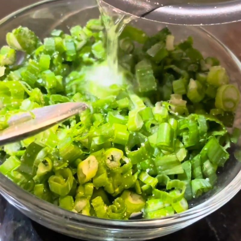 Bước 4 Làm mỡ hành và chuẩn bị topping Khoai mì xay nước cốt dừa