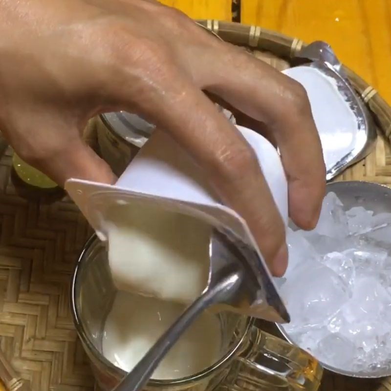 Bước 1 Chuẩn bị ly và sữa chua Yaourt đá