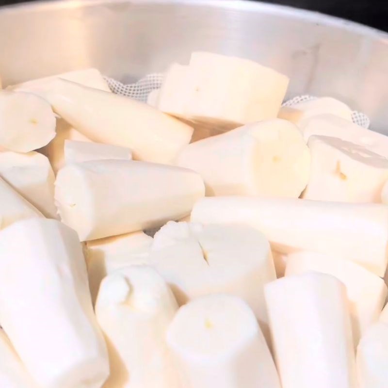 Bước 1 Sơ chế và hấp khoai mì Khoai mì xay nước cốt dừa