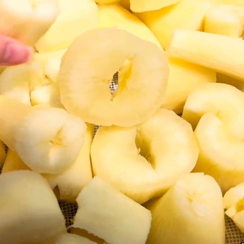 Bước 1 Sơ chế và hấp khoai mì Khoai mì xay nước cốt dừa