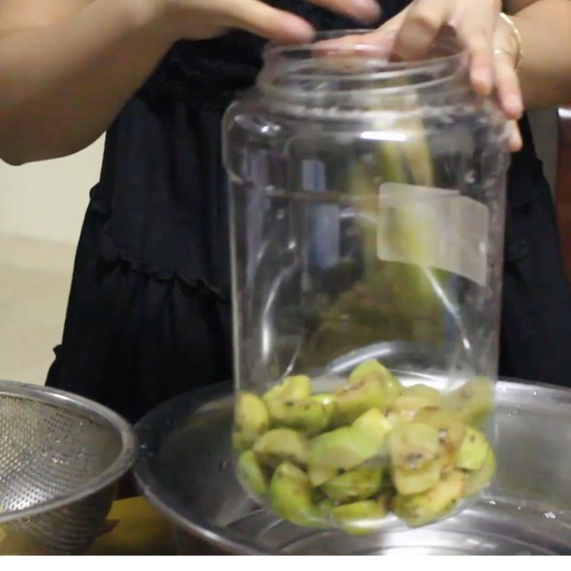 Bước 2 Phơi ráo táo mèo và cho vào bình Giấm táo mèo