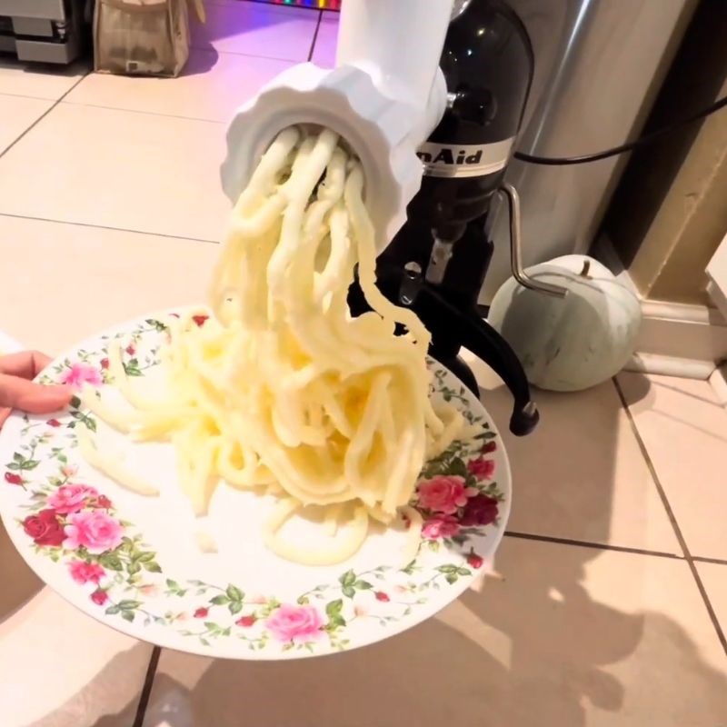 Bước 2 Xay khoai mì dẻo mịn Khoai mì xay nước cốt dừa