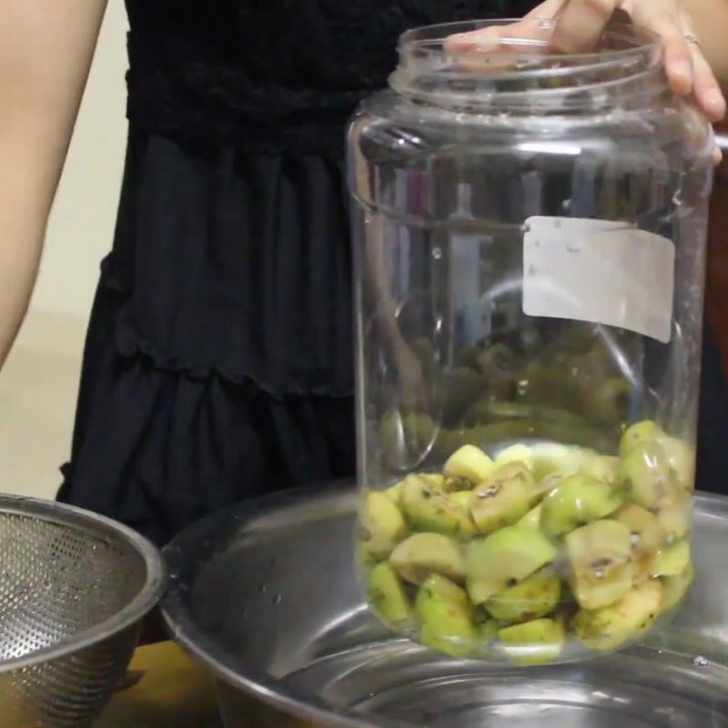 Bước 2 Phơi ráo táo mèo và cho vào bình Giấm táo mèo