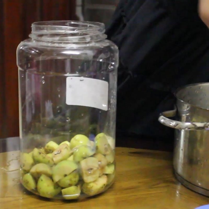 Bước 2 Phơi ráo táo mèo và cho vào bình Giấm táo mèo