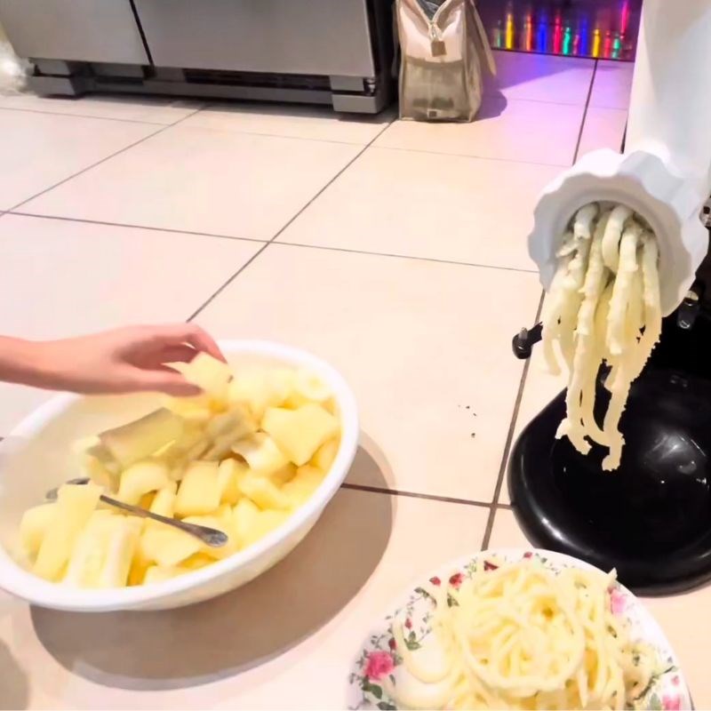 Bước 2 Xay khoai mì dẻo mịn Khoai mì xay nước cốt dừa