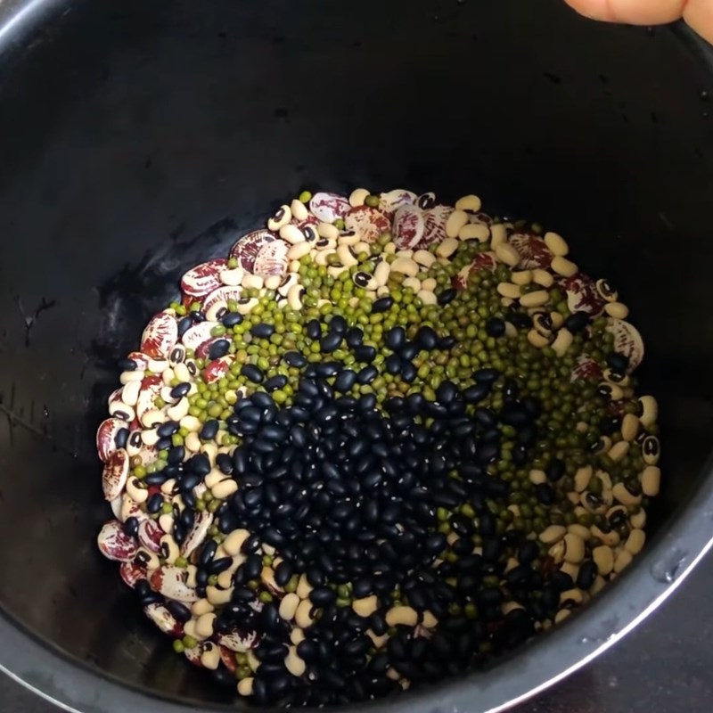 Bước 1 Sơ chế và ngâm các loại đậu Chè thập cẩm truyền thống