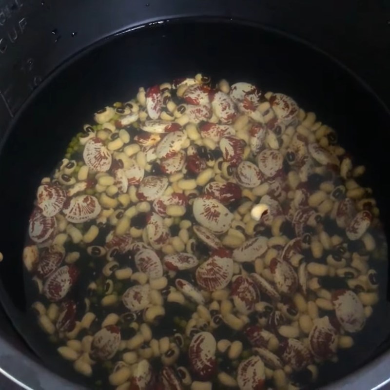 Bước 1 Sơ chế và ngâm các loại đậu Chè thập cẩm truyền thống