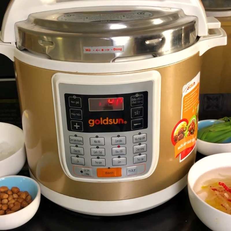 Bước 2 Ninh đậu bằng nồi áp suất Chè thập cẩm truyền thống