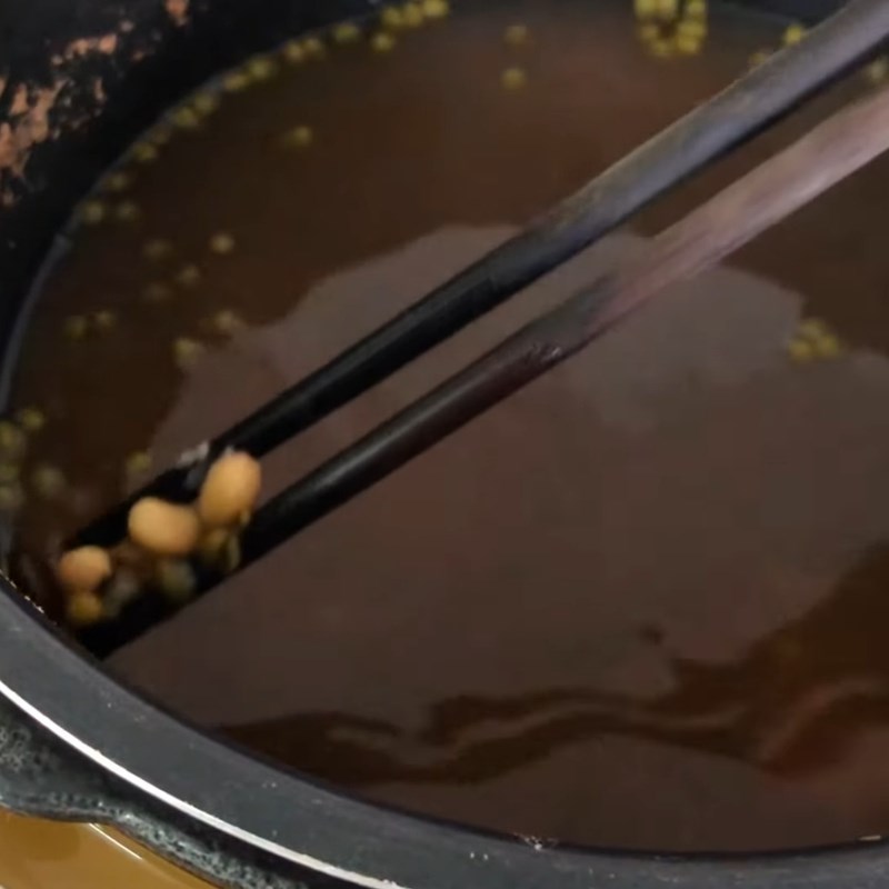 Bước 2 Ninh đậu bằng nồi áp suất Chè thập cẩm truyền thống