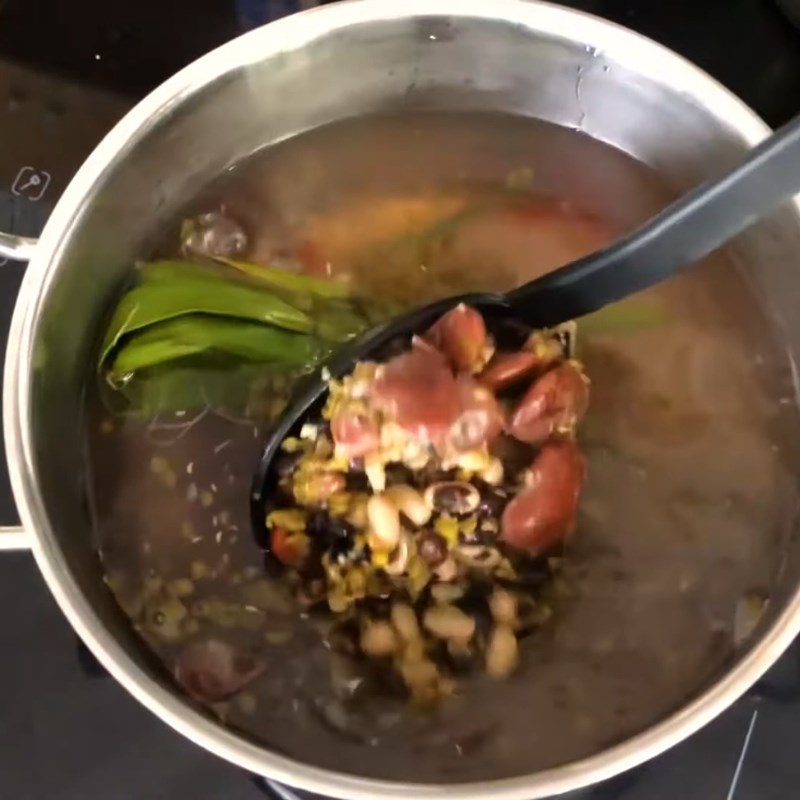 Bước 3 Nấu chè thập cẩm Chè thập cẩm truyền thống