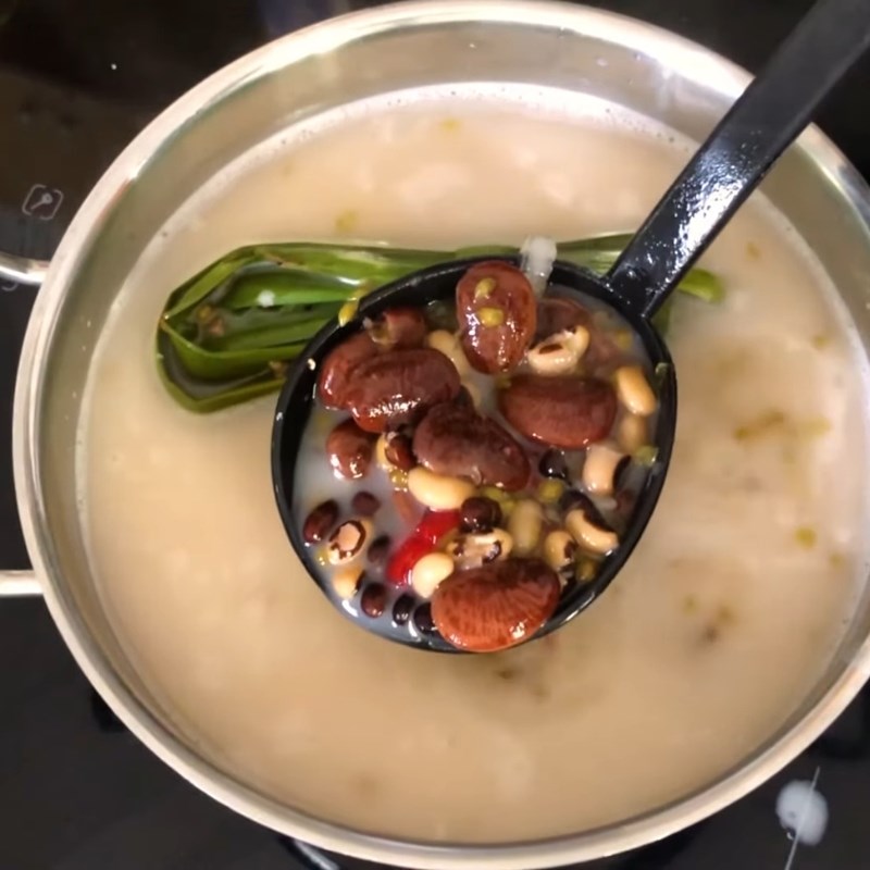 Bước 3 Nấu chè thập cẩm Chè thập cẩm truyền thống