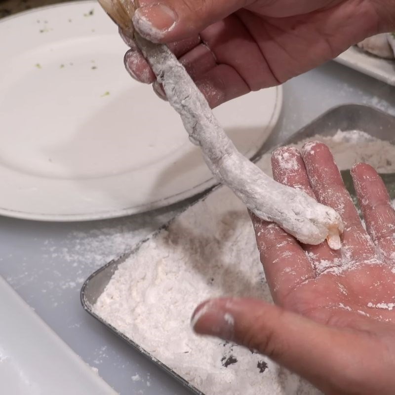 Bước 6 Áo bột khô cho nguyên liệu Tôm chiên tempura