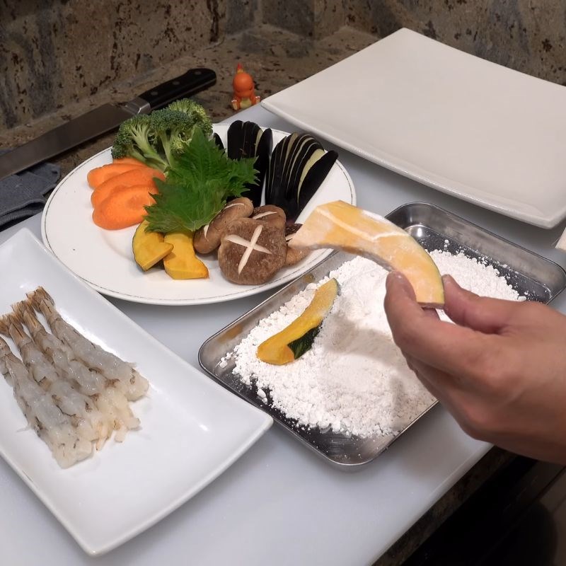 Bước 6 Áo bột khô cho nguyên liệu Tôm chiên tempura