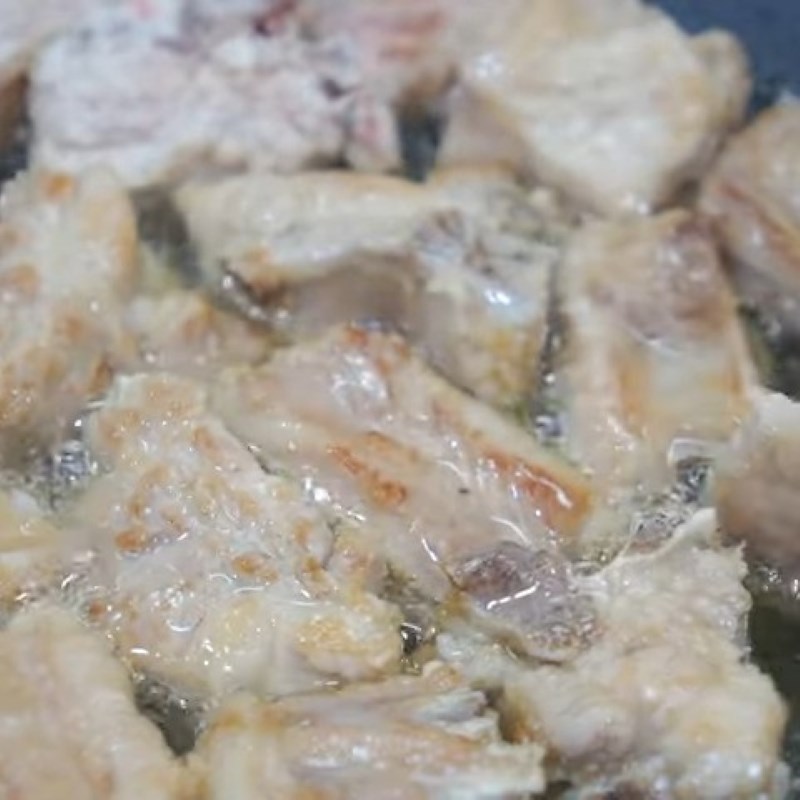 Bước 2 Áo bột và chiên sườn Sườn xào chua ngọt mềm ngon