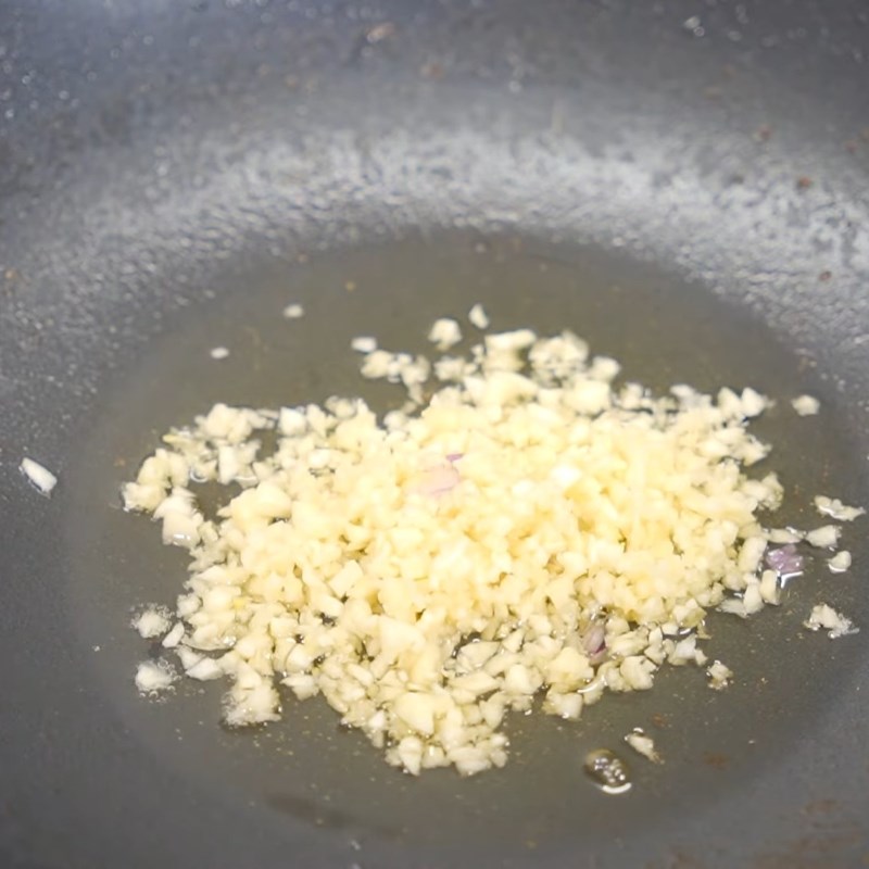 Bước 2 Áo bột và chiên sườn Sườn xào chua ngọt mềm ngon