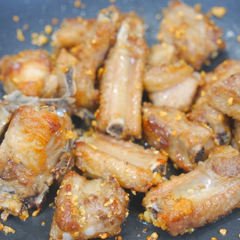 Bước 2 Áo bột và chiên sườn Sườn xào chua ngọt mềm ngon