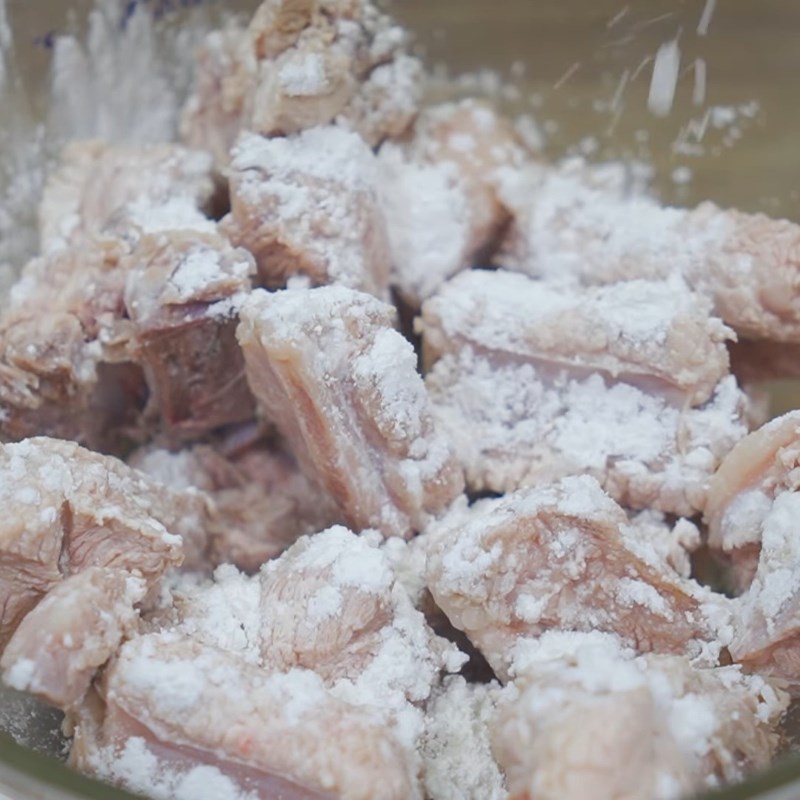 Bước 2 Áo bột và chiên sườn Sườn xào chua ngọt mềm ngon