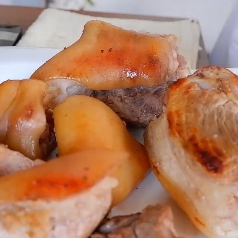 Bước 2 Áp chảo thịt chân giò ngon Nem chạo Ninh Bình