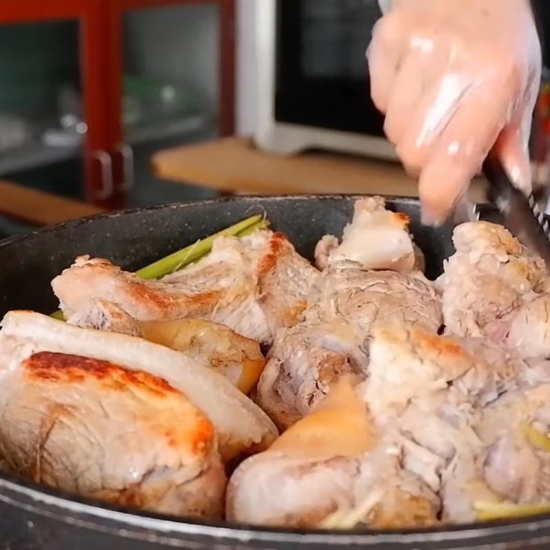 Bước 2 Áp chảo thịt chân giò ngon Nem chạo Ninh Bình
