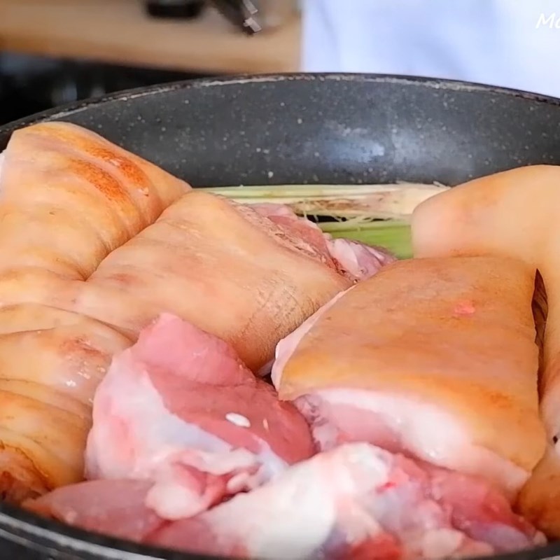 Bước 2 Áp chảo thịt chân giò ngon Nem chạo Ninh Bình